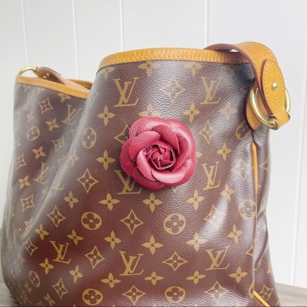 Camellia Flower Vegan Leather Magnetic Bag Charm - Picture 3 of 9